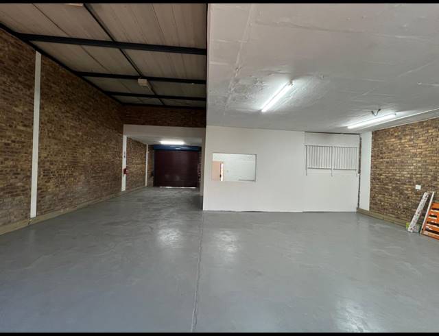 280M² WAREHOUSE TO LET IN STRIJDOMPARK